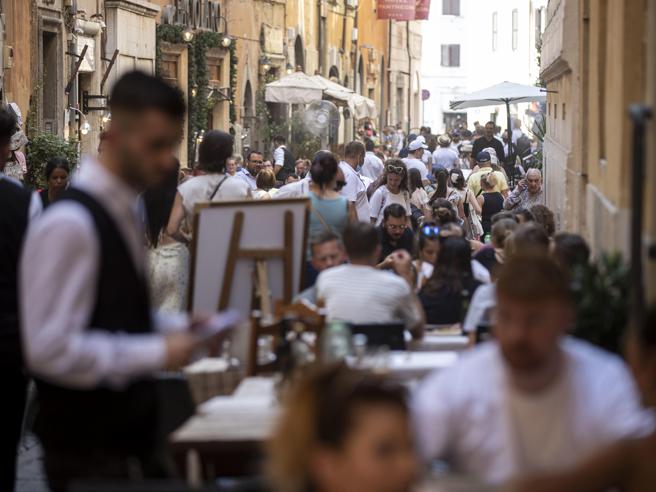 A Lucca “Stop a buttadentro” di bar e ristoranti: ordinanza del sindaco per il decoro e una fruizione libera del centro storico