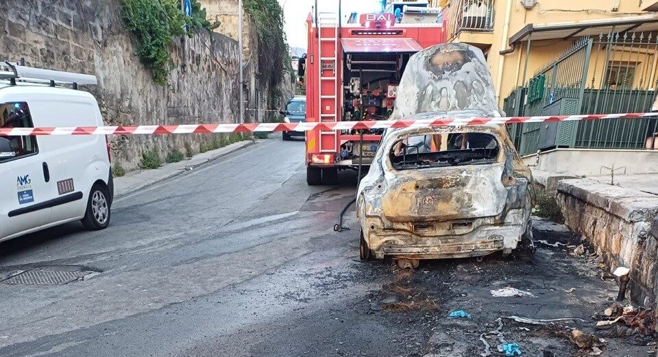 Auto in fiamme danneggia presa del gas in via Villagrazia a Palermo
