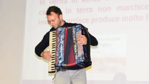 Santa Caterina. Il 13 luglio in piazza Marconi c’è “La cena che unisce” con la partecipazione di Corrado Sillitti