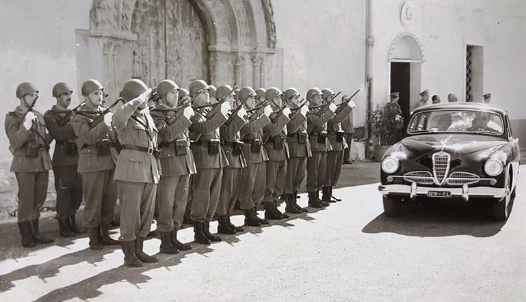 Caltanissetta. Una foto storica di oltre 70 anni fa per celebrare il 173° anniversario di nascita della Polizia di Stato