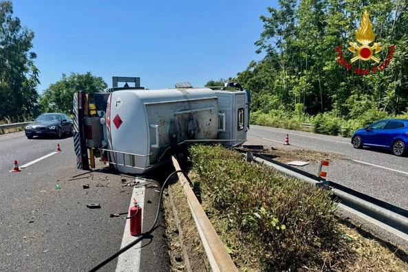 Incidente stradale sulla A18 tra Giarre e Fiumefreddo, coinvolta una cisterna di gasolio