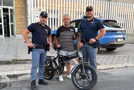 Nel Nisseno vede in un’officina la sua bici a pedalata assistita che gli era stata rubata, chiama la Polizia e gli viene restituita