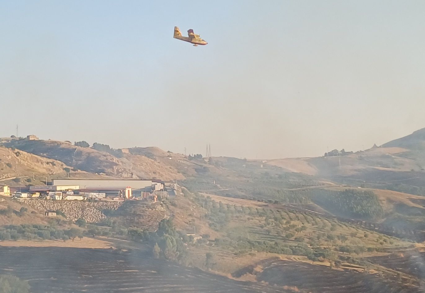 Montedoro. Incendio è stato domato da Vigili del Fuoco, squadre della Protezione Civile e 2 Canadair