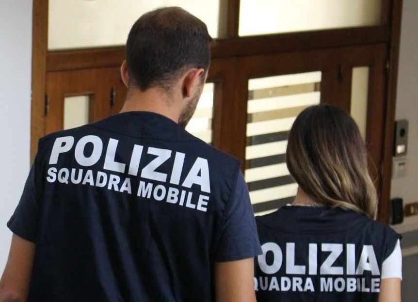 Caltanissetta. Polizia esegue tre misure restrittive: applicazione del “braccialetto elettronico” per due, arresti domiciliari per il terzo