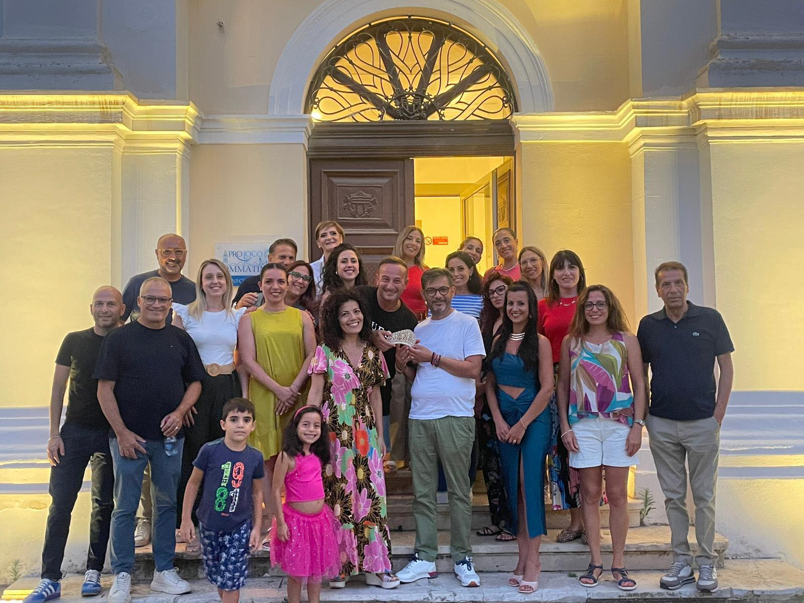 Sommatino. Consegnata al sindaco la corona di Miss Summer 2025 con la quale incoronerà la reginetta del concorso di bellezza