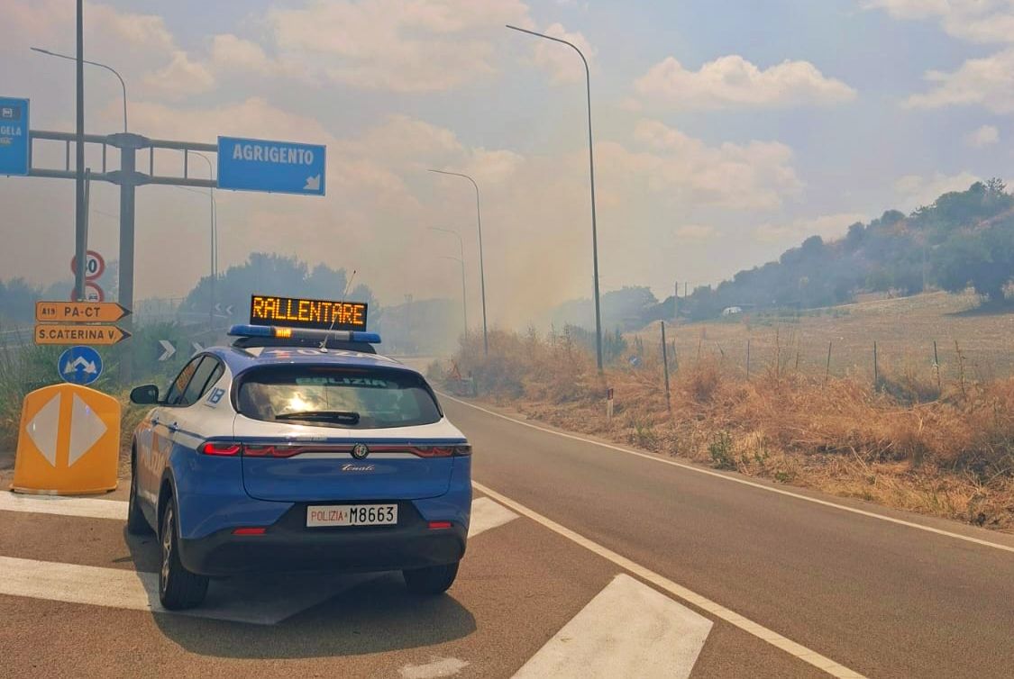 Caltanissetta. Intervento della Polizia sulla SS 640 per un incendio di sterpaglie lungo le carreggiate