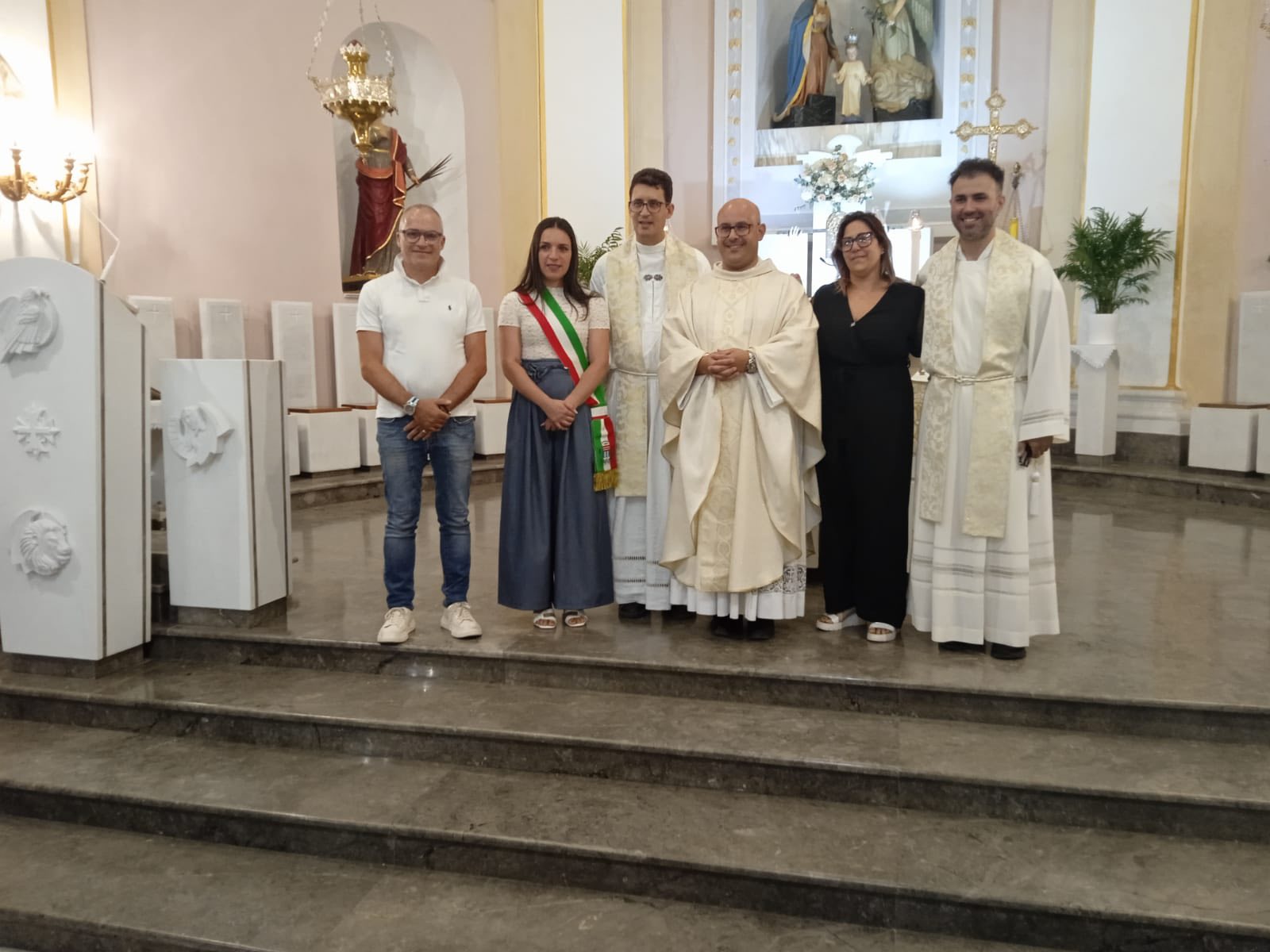 Sommatino. Il saluto della comunità a padre Gianluca: il grazie di tutti e di ognuno al parroco che va a Milena