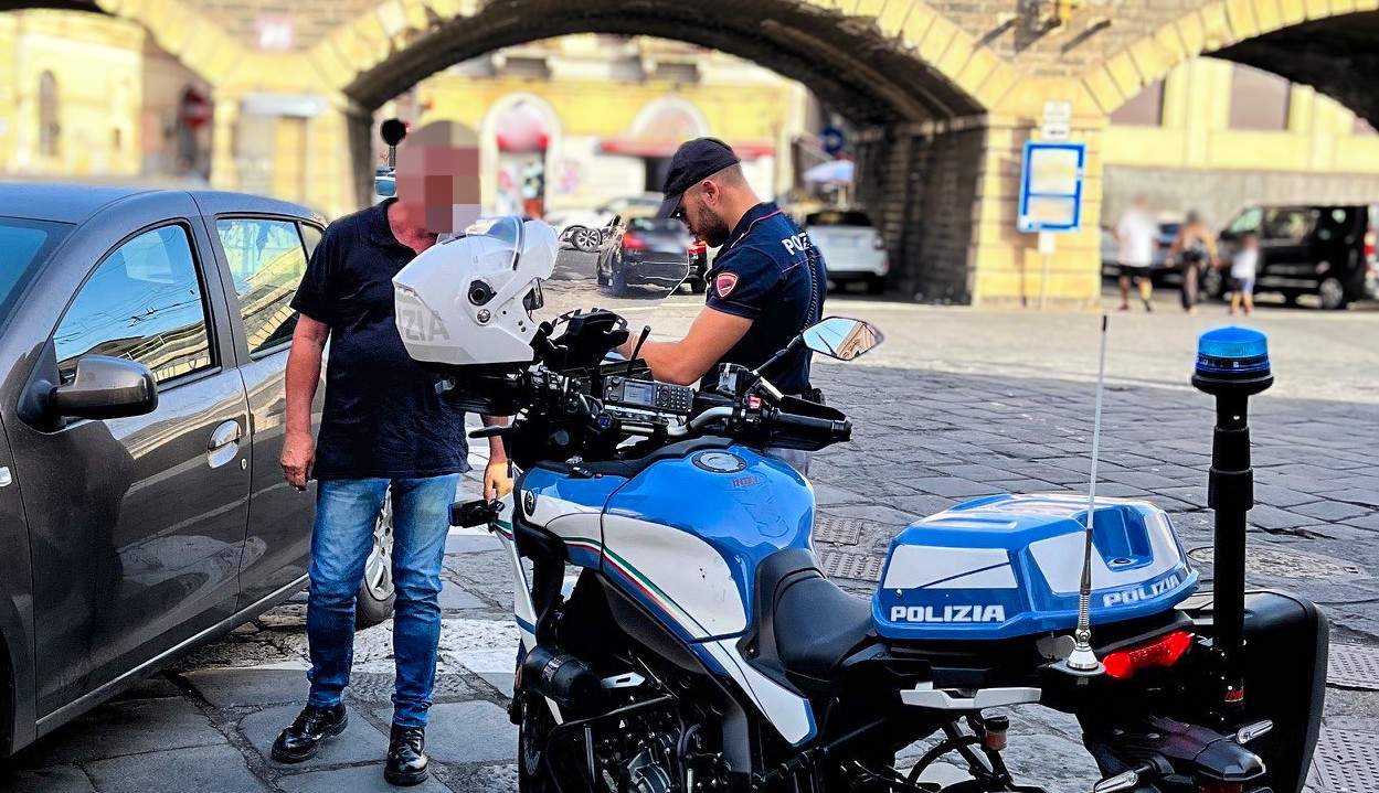 Stretta della Polizia contro i parcheggiatori abusivi a Catania: 9 denunciati; sanzioni per oltre 8 mila euro