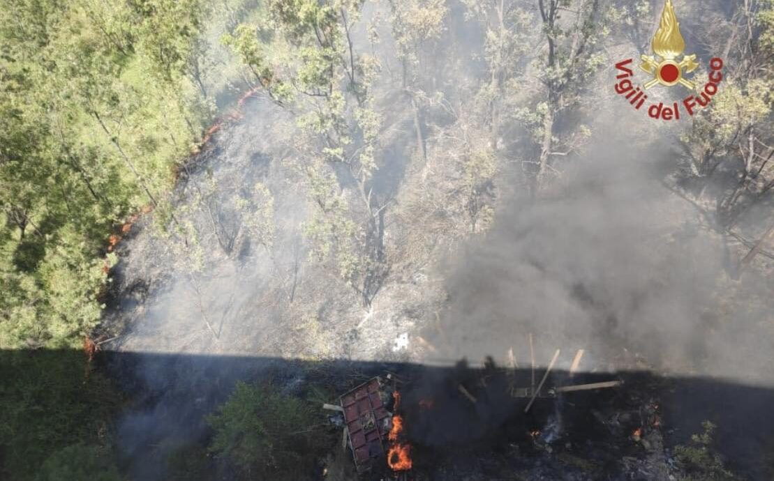 Enna, non ancora domato l’incendio provocato dal tir precipitato da un cavalcavia su A19