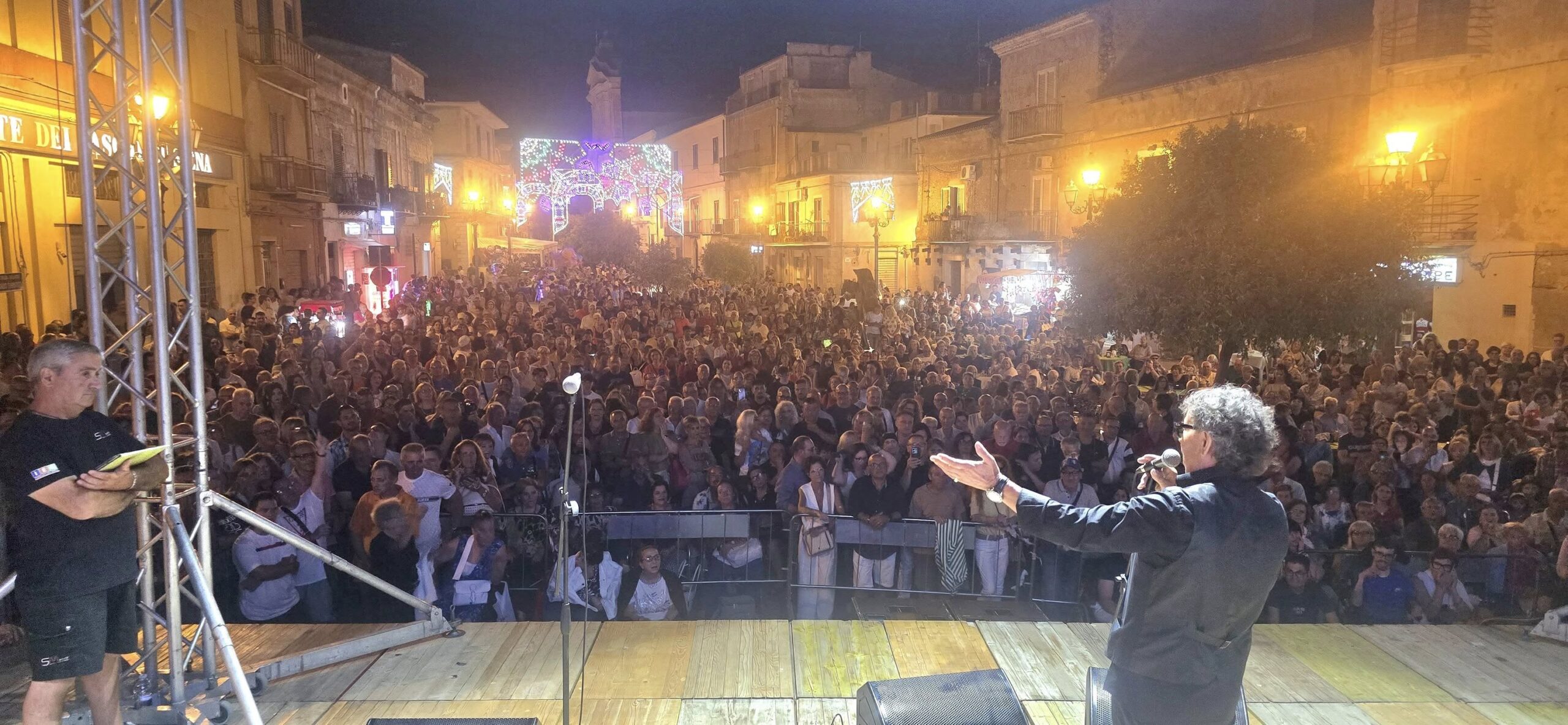 Sommatino. Per il Concerto dei Teppisti dei Sogni piazza gremita e gran presentazione di Emanuele Cellauro
