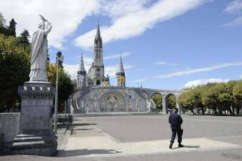 A Lourdes “guarigione inspiegabile”, 67enne italiana con sclerosi torna a camminare