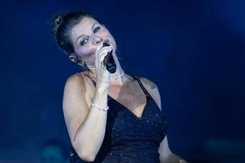 Alessandra Amoroso interrotta da Penny… la figlia scalcia e ferma il concerto