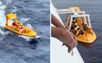 Bambina cade da nave, padre si tuffa: salvati entrambi – Video