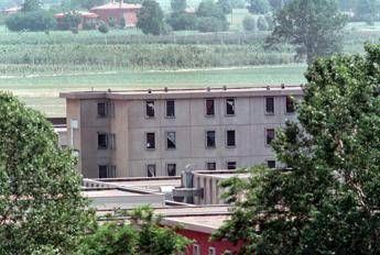 Bologna, condannato per la strage di Corinaldo esce dal carcere per laurearsi e fugge