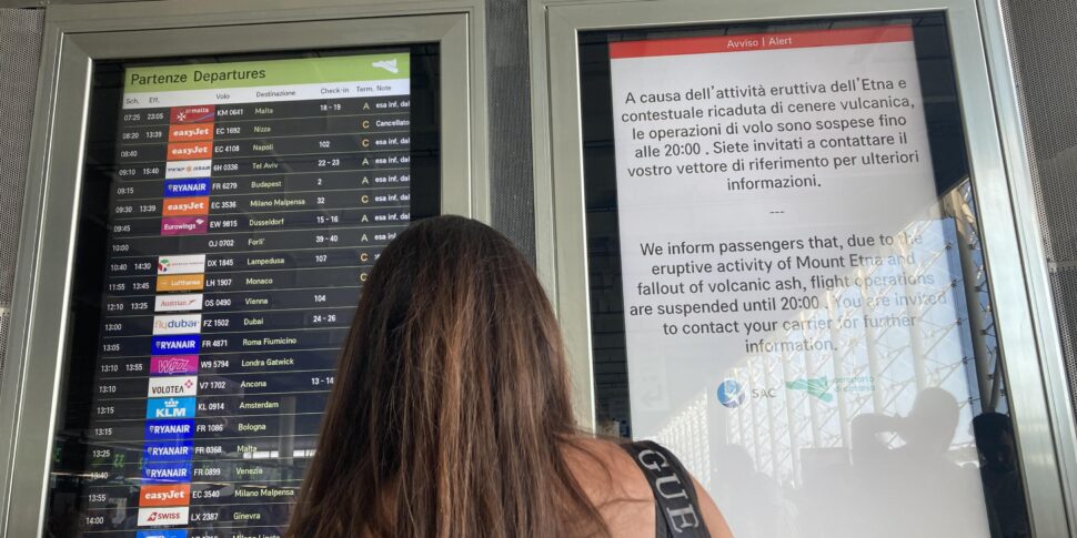 Aeroporto Catania, cancellati in totale 12 voli per la presenza di una gru