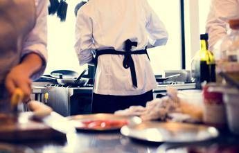 “Cerco chef né comunista né gay”, bufera su post cuoco stellato