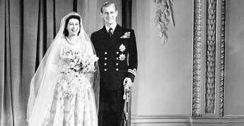 Compra all’asta una fetta della torta nuziale della regina Elisabetta: “La mangerò”