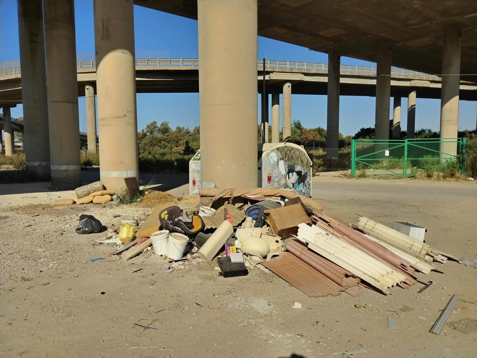 Gela. Rifiuti abbandonati al cimitero Farello, il sindaco Terenziano: “Atto intollerabile”