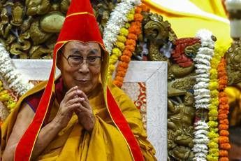 Dalai Lama compie 90 anni, dagli Usa all’India gli auguri al leader spirituale tibetano