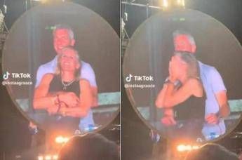 Effetto kiss cam dei Coldplay, dopo il Ceo anche Kristin Cabot si dimette da Astronomer