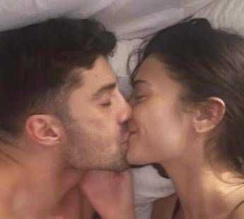 Elodie, un bacio tra le lenzuola con Iannone per smentire la crisi