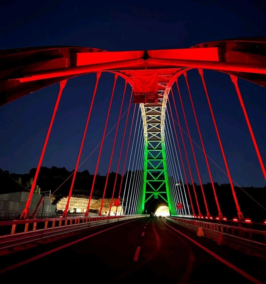Caltanissetta. Il Viadotto San Giuliano è pronto per l’apertura, il tricolore illumina la rinascita della SS640: è uno spettacolo