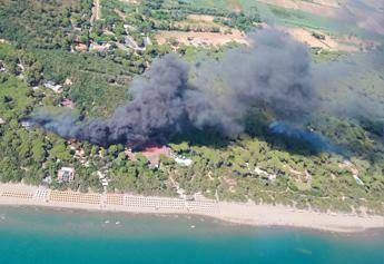 Fiamme nella pineta di Castiglione della Pescaia, 600 evacuati da un campeggio