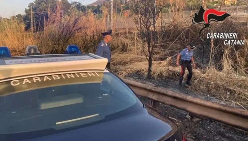 Brucia sterpaglie in campagna ma fa scoppiare un incendio di vaste dimensioni: denunciato dai Carabinieri
