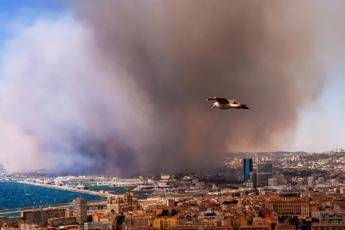 Francia, maxi incendio raggiunge Marsiglia: chiuso aeroporto