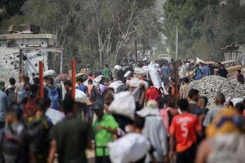 Gaza, oggi tregua umanitaria di 10 ore. Idf: “Lanciati aiuti nella notte”