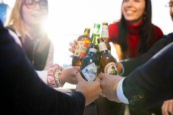 I giovani ora riscrivono la socialità, oltre 3 su 4 prediligono incontrarsi in luoghi fisici