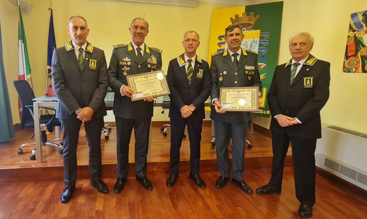 Guardia di Finanza Caltanissetta, consegnati attestati e tessere di Socio Benemerito dell’A.N.F.I. al Comandante Provinciale Gesuelli e al Capo Ufficio Comando Cerra