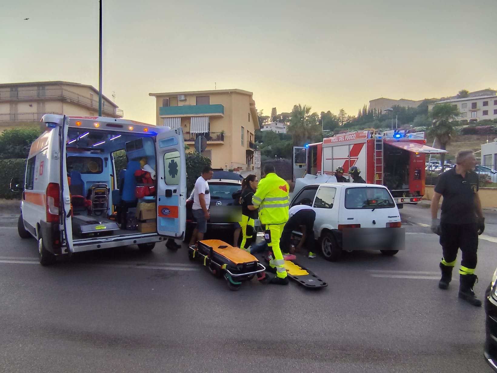 Caltanissetta, incidente in via Due Fontane: coinvolta una famiglia, un uomo lievemente ferito