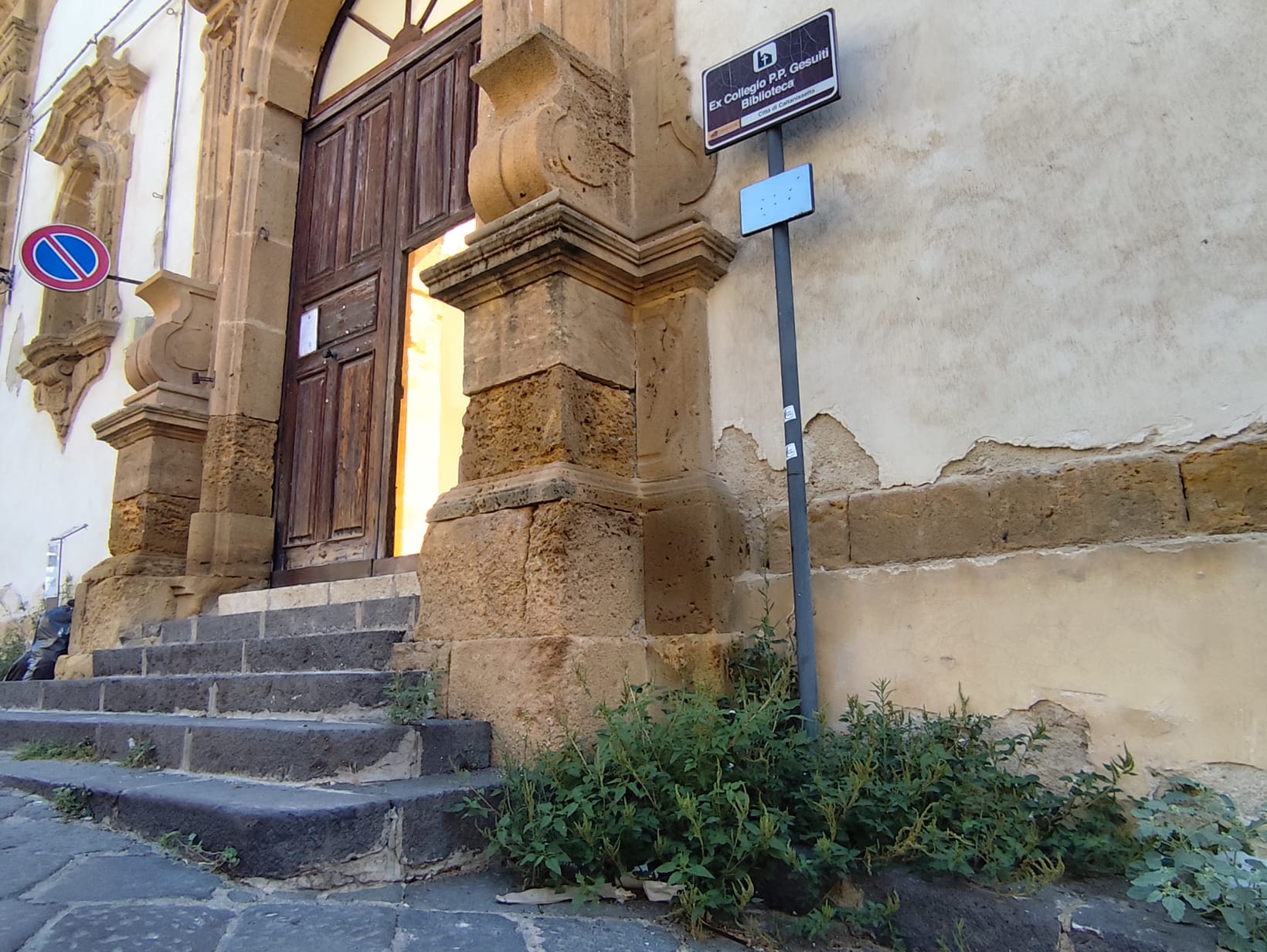 Caltanissetta, erbacce e incuria all’ingresso della Biblioteca Scarabelli: “Cartolina indegna per un luogo simbolo della cultura”