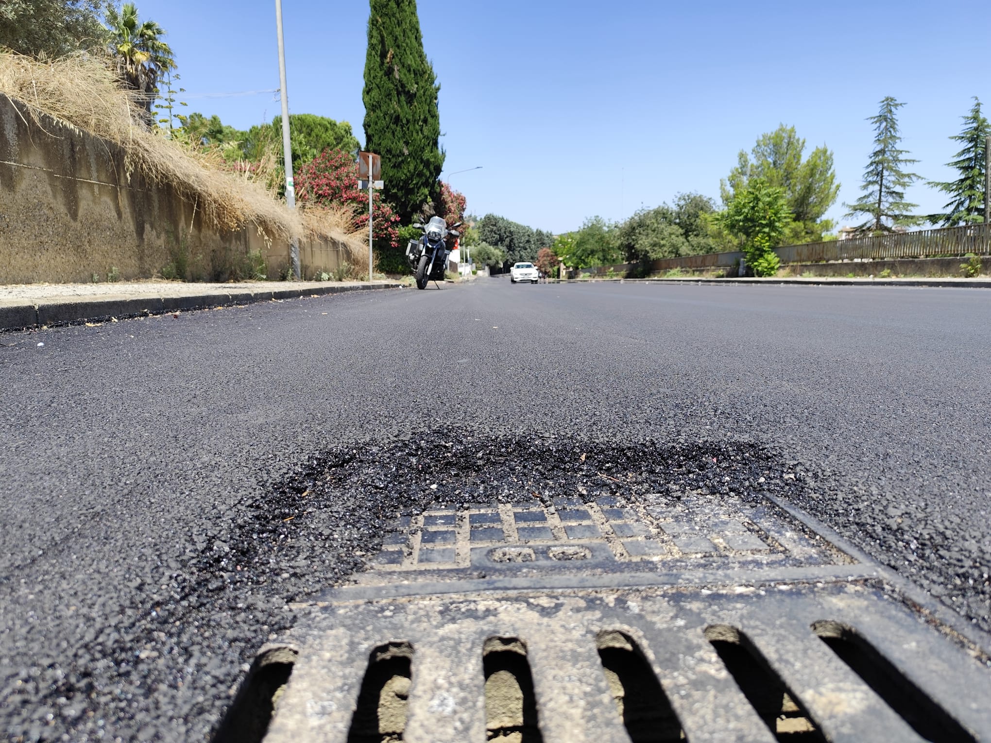 Caltanissetta, posa dell’asfalto in via Luigi Monaco e polemiche: il web si divide sulle caditoie fuori quota