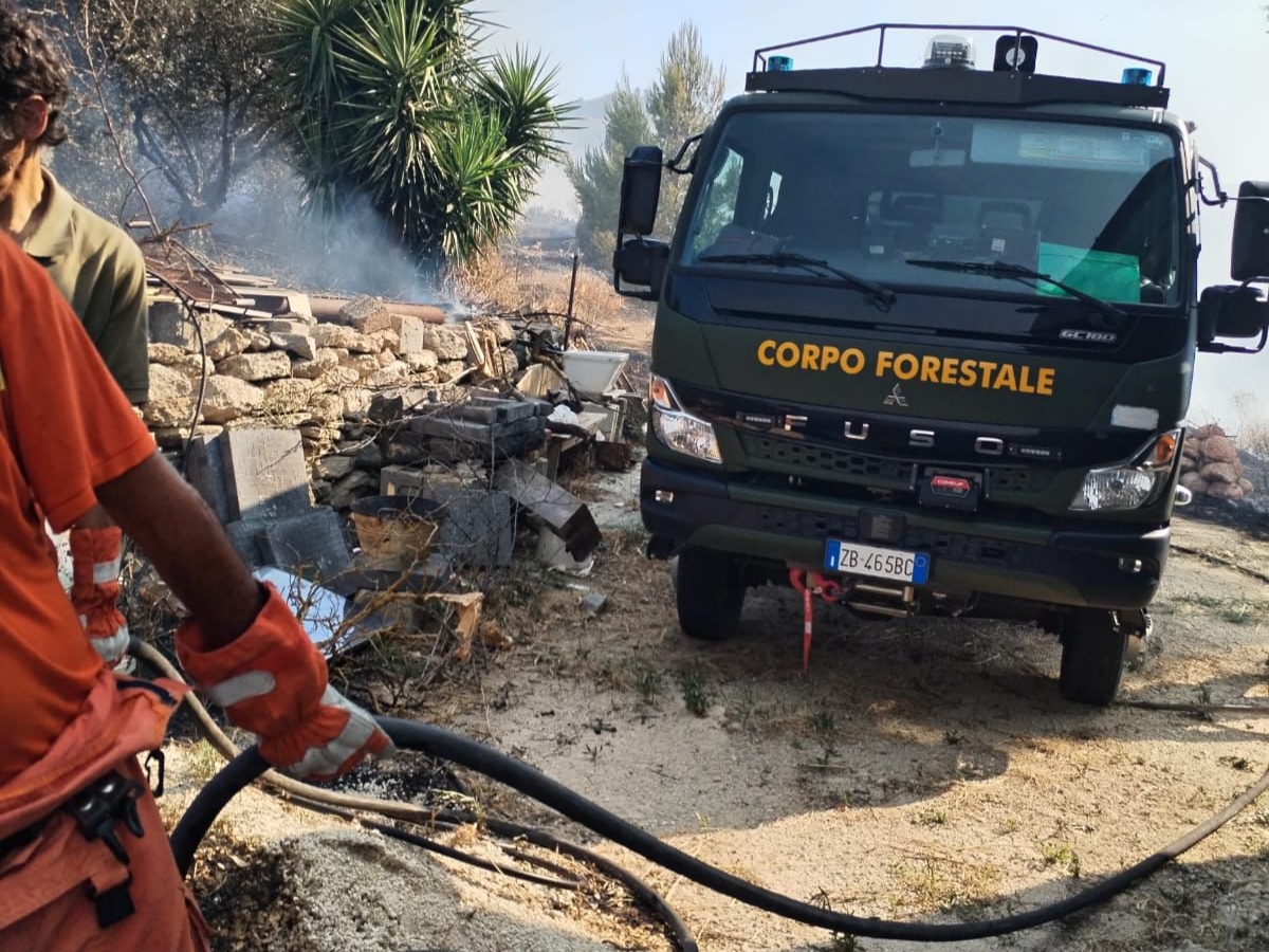 Vasto incendio nelle campagne di Montedoro, in azione la Forestale e i Vigili del Fuoco