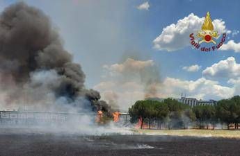 Incendio a Roma, sul Gra traffico bloccato lungo la complanare all’altezza dell’uscita Romanina