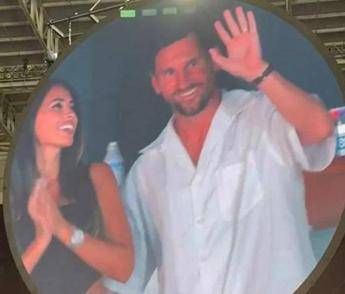 La kiss cam dei Coldplay ‘becca’ Messi, stavolta niente guai