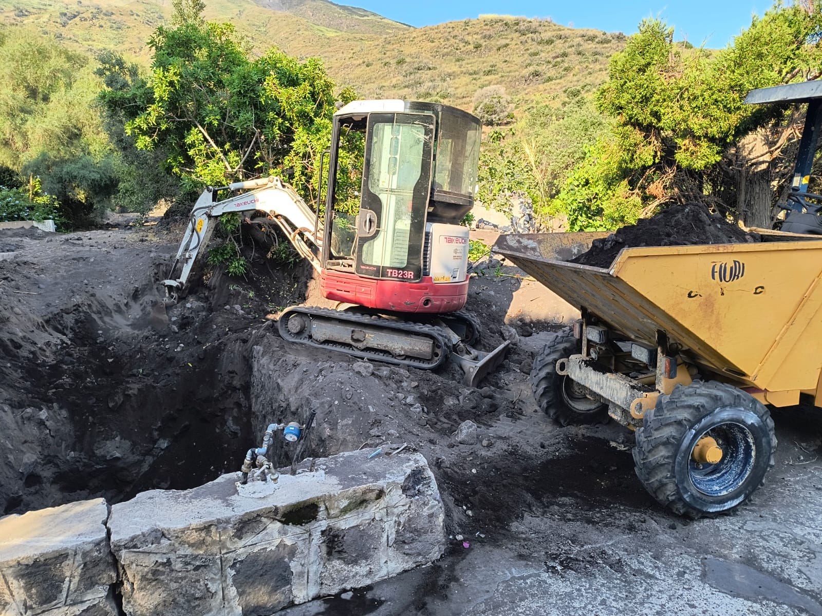 Stromboli, partiti i lavori di rimozione massi e fango e messa in sicurezza dei torrenti dopo i nubifragi dei mesi scorsi