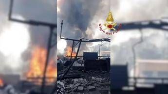 “L’esplosione e l’auto in fiamme, così abbiamo salvato un uomo”: l’intervento dei carabinieri a Roma