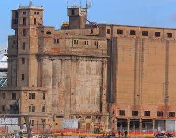 Livorno, allarme bomba su traghetto: scatta maxi emergenza in porto