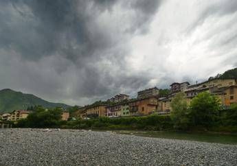 Maltempo al Nord, voli dirottati per forti temporali. Violento nubifragio a Como