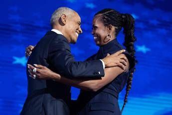 Michelle Obama smentisce voci divorzio: “Vissuto momenti difficili ma mai pensato di lasciarlo”