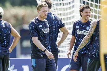 Napoli, De Bruyne come… Maradona: palleggia di stinco e incanta i tifosi