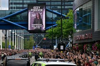 Ozzy Osbourne, in migliaia a Birmingham per l’ultimo saluto sulle note di ‘Iron man’