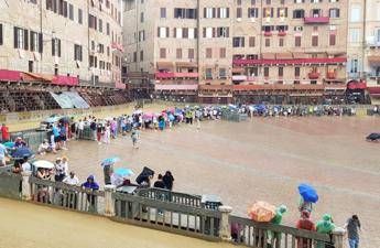 Palio di Siena salta per maltempo, la corsa è rinviata a domani