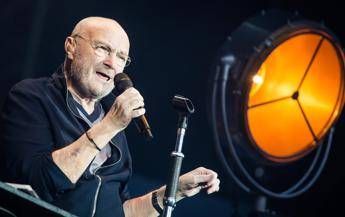 Phil Collins ricoverato per intervento al ginocchio, smentite voci allarmanti