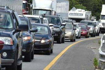 Prove generali di esodo estivo, traffico sulle strade nel weekend: scatta il bollino rosso