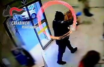 Rapine con taser, pistole ed esplosivo: arrestata a Reggio Calabria la ‘coppia del terrore’