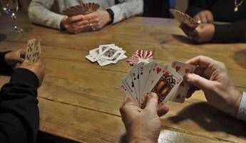 Rissa al centro anziani, pugno in faccia a un 97enne per… una partita a scopa